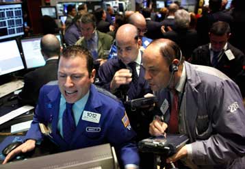 Μικρές μεταβολές στις ευρωπαϊκές αγορές, άνοδος στη Γουόλ Στριτ τη Δευτέρα