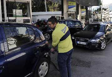 Πλαφόν στην τιμή της βενζίνης σε οκτώ νομούς της χώρας