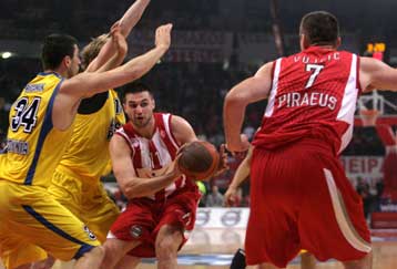 Ο Κλέιζα κράτησε… όρθιο τον Ολυμπιακό που πήρε την πρώτη νίκη επί της Πρόκομ