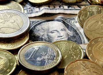 Κάτω από τα 1,34 δολάρια, χαμηλότερο επίπεδο του δεκαμήνου, υποχωρεί το ευρώ