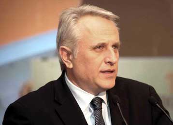 Να κόψει τις «άδειες από τη σημαία» στις 26 Μαρτίου προσπαθεί το υπουργείο Εσωτερικών