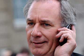 Εκτός ΝΑΤΟϊκής επιτροπής ο Βρετανός βουλευτής «προς ενοικίαση» Τζεφ Χουν