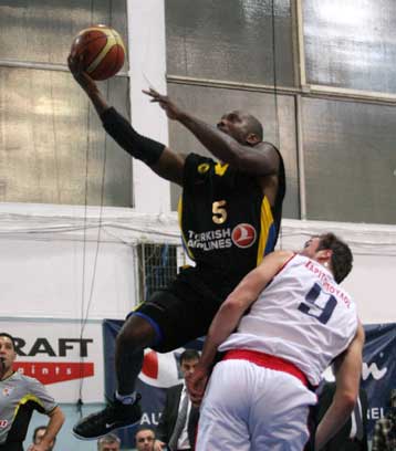 Πρόστιμο του αθλητικού δικαστή σε Κίς και Αγαδάκο