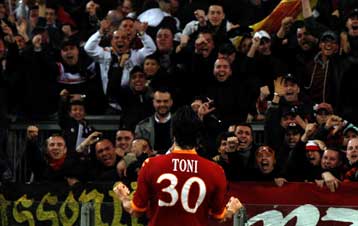 Η Ρόμα πήρε το ντέρμπι και έφτασε την Ίντερ σε απόσταση αναπνοής