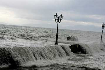 Με ισχυρούς ανέμους και τοπικές βροχές η Μεγάλη Εβδομάδα