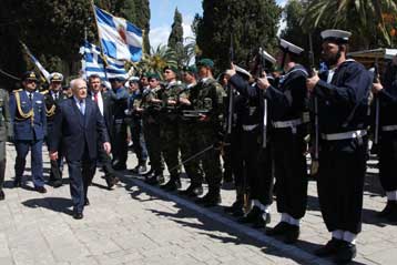 Παρέμβαση Παπούλια για την κρίση και τον «γνήσιο πατριωτισμό»