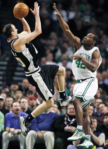 Με τον Μάνου… μαινόμενο, τα Σπιρούνια πέρασαν άνετα από τη Βοστόνη