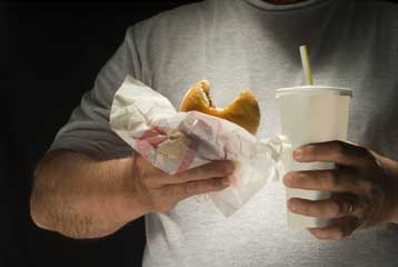 Τα παχυντικά φαγητά «είναι εθιστικά όπως τα ναρκωτικά»