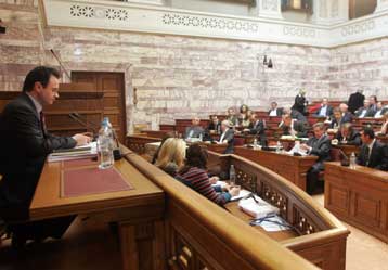 Με «βέλη» υποδέχτηκε η αντιπολίτευση το φορολογικό νομοσχέδιο στη Βουλή