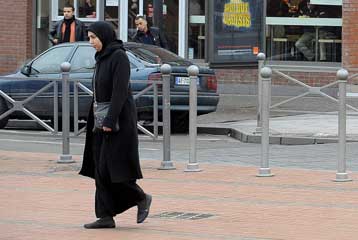 Προς απαγόρευση της μαντήλας ακόμη και στους δρόμους κινείται το Βέλγιο