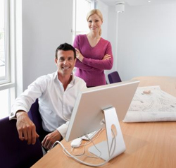 Η νέα τάση στις σχέσεις ονομάζεται «σύντροφοι του γραφείου»