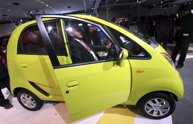 Στο σφυρί βγάζει το μερίδιο της στην Tata, η Daimler