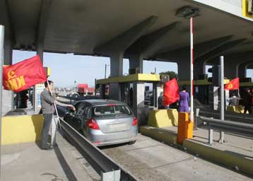 Συμβολική κατάληψη διοδίων από μέλη του ΚΚΕ, κινητοποίηση κατοίκων στην Τραγάνα