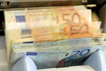 Ένεση ρευστότητας 15 δισ. ευρώ στις τράπεζες για την αναζωογόνηση της οικονομίας