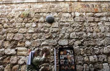 Χιλιάδες χριστιανοί ακολούθησαν τα βήματα του Ιησού στην Via Dolorosa