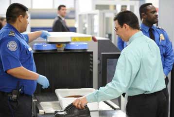 Ενισχυμένα μέτρα στα αεροδρόμια των ΗΠΑ με βάση το «προφίλ» των επιβατών