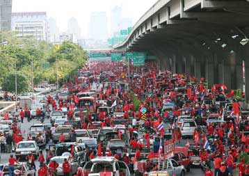 Ξανά στους δρόμους οι Ταϊλανδοί ζητώντας την παραίτηση του πρωθυπουργού