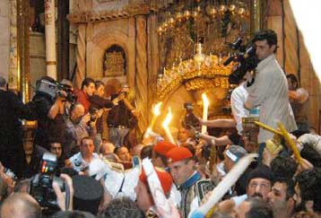 Με τιμές αρχηγού κράτους η υποδοχή του Αγίου Φωτός στην Ελλάδα