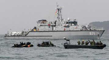 Ανασύρθηκε το πτώμα ενός από τους 46 ναυτικούς σε ναυάγιο πολεμικού πλοίου της Ν.Κορέας