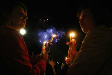 Δύο νεκροί και τέσσερις τραυματίες από βεγγαλικά