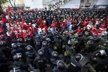 Εντείνουν τις πιέσεις για εκλογές στην Ταϊλάνδη οι αντικυβερνητικοί διαδηλωτές