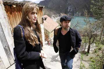 Πιτ και Τζολί μαζί σε προσφυγικούς καταυλισμούς στη Βοσνία-Ερζεγοβίνη