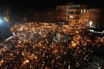 Τη μνήμη των εκατοντάδων νεκρών του σεισμού τιμά η Λ Ακουιλα, έναν χρόνο μετά