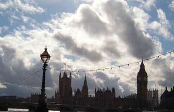 Με τα debate θα εξοικειωθούν οι Βρετανοί εν όψει των εκλογών του Μαΐου