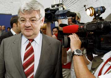 Βολές Γιόσκα Φίσερ κατά Μέρκελ για τη στάση της στο θέμα της Ελλάδας