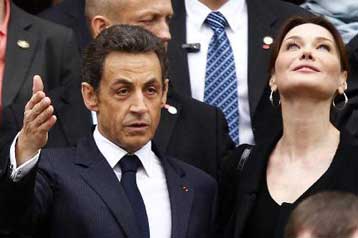 Η γαλλική αστυνομία ερευνά τις φήμες για απιστίες στο γάμο Σαρκοζί-Μπρούνι
