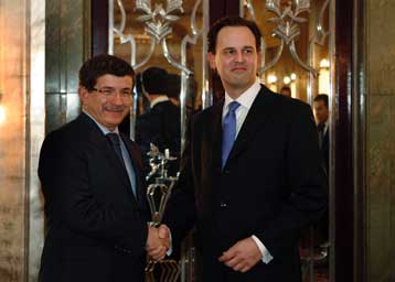 H υφαλοκρηπίδα «είναι μόνο μία από τις εκκρεμείς διαφορές» δηλώνει ο Νταβούτογλου