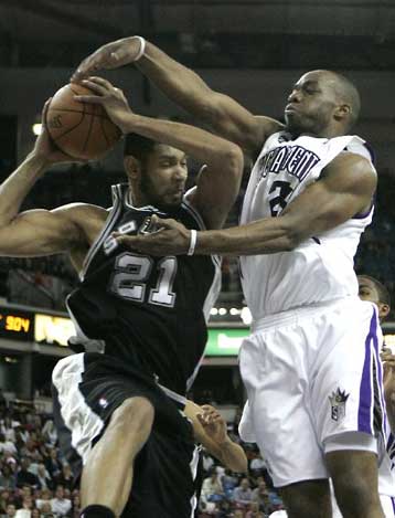 Σημαντική νίκη για τους Ρόκετς για τον στόχο των πλέι οφ