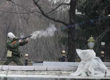 Δεκάδες θύματα αφήνουν πίσω τους οι συγκρούσεις διαδηλωτών-αστυνομίας στο Κιργιστάν