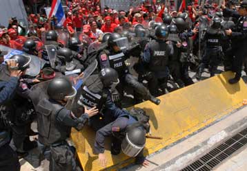 Σε κατάσταση έκτακτης ανάγκης κηρύσσει την Μπανγκόκ ο πρωθυπουργός της Ταϊλάνδης