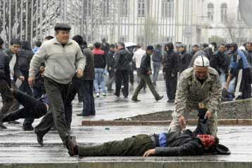 «Στα χέρια μας η εξουσία» δηλώνει εν μέσω χάους η αντιπολίτευση του Κιργιστάν