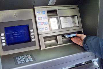 Υποχώρηση 1,4% το Φεβρουάριο στις καταθέσεις επιχειρήσεων και νοικοκυριών