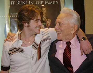 Δείξτε επιείκεια, λέει στους δικαστές για τον εγγονό του ο Κερκ Ντάγκλας