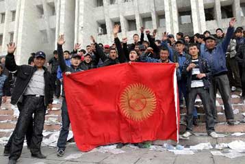 Η αυτοανακηρυχθείσα κυβέρνηση της Κιργιζίας «κλείνει το μάτι» στο Κρεμλίνο