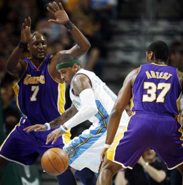 Ήττα για Λέικερς, Κλίβελαντ απόντων Κόμπι, ΛεΜπρόν