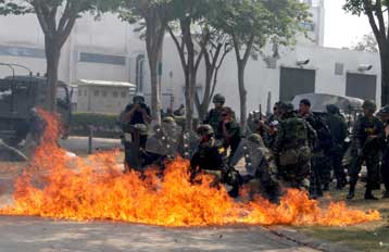 Σε τηλεοπτικό σταθμό εισέβαλαν οι «κόκκινοι» διαδηλωτές στην Ταϊλάνδη