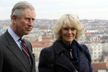 Με σπασμένο πόδι γιορτάζει η Καμίλα την πέμπτη επέτειο γάμου με τον Κάρολο