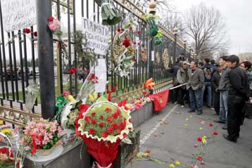 Σε συλλαλητήριο υπέρ της δημοκρατίας μετατράπηκε η κηδεία των θυμάτων στην Κιργιζία