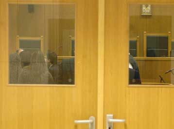 Ζημιές σε γραφείο δικηγόρου που είχε υπογράψει την προσφυγή για τα θρησκευτικά σύμβολα