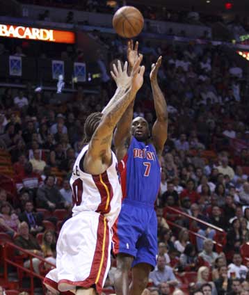 Έφτασαν τις 50 νίκες οι Χοκς, ήττα για το Σαν Αντόνιο