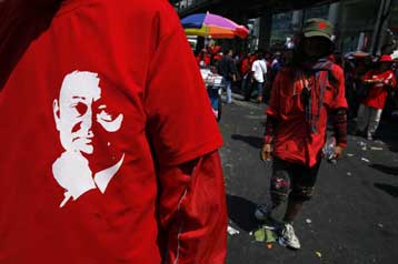 Επιμένουν οι «κόκκινοι» διαδηλωτές, παρά τις αιματηρές συγκρούσεις στην Ταϊλάνδη