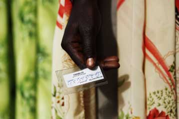 Στις κάλπες οι πολίτες του Σουδάν, για πρώτη φορά εδώ και 24 χρόνια