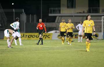 Λεβαδειακός και ΑΕΚ έμειναν στο 0-0 και τους έστειλαν όλους… κουβά