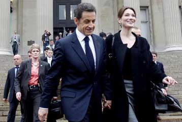 Μια φήμη για παράλληλες σχέσεις του ζεύγους Σαρκοζί μετατράπηκε σε κρατικό ζήτημα