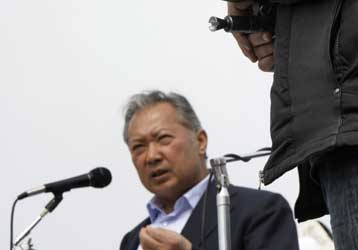 Το ενδεχόμενο παραίτησής του «διαπραγματεύεται» ο πρόεδρος της Κιργιζίας