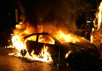 Φωτιά σε πέντε σταθμευμένα οχήματα στη Νίκαια